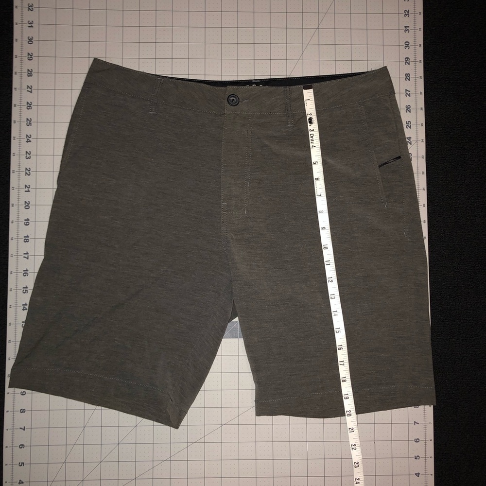 Nitrous Black Hybrid Stretch 19” shorts. Size 34. Gray color.